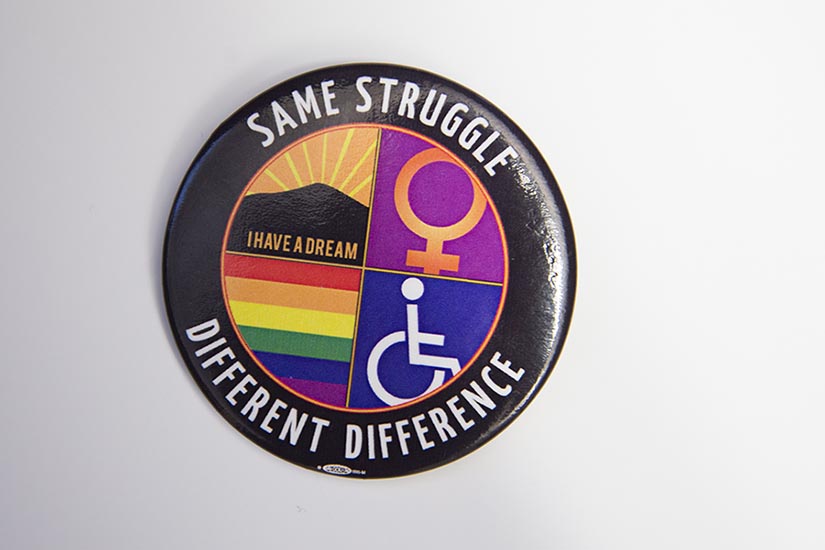 En pin med symboler för 4 olika medborgarrättsrörelser. Med texten Same struggle different difference. Den visualiserar begreppet egenmakt.
