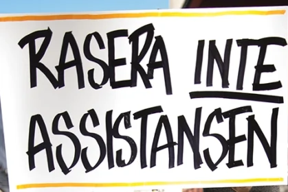 Bild på demonstrationsskylt där det står "Rasera inte assistansen!"