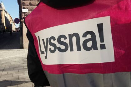 En rygg med texten "Lyssna!"