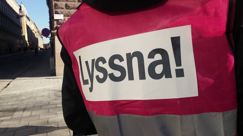 En rygg med texten "Lyssna!"