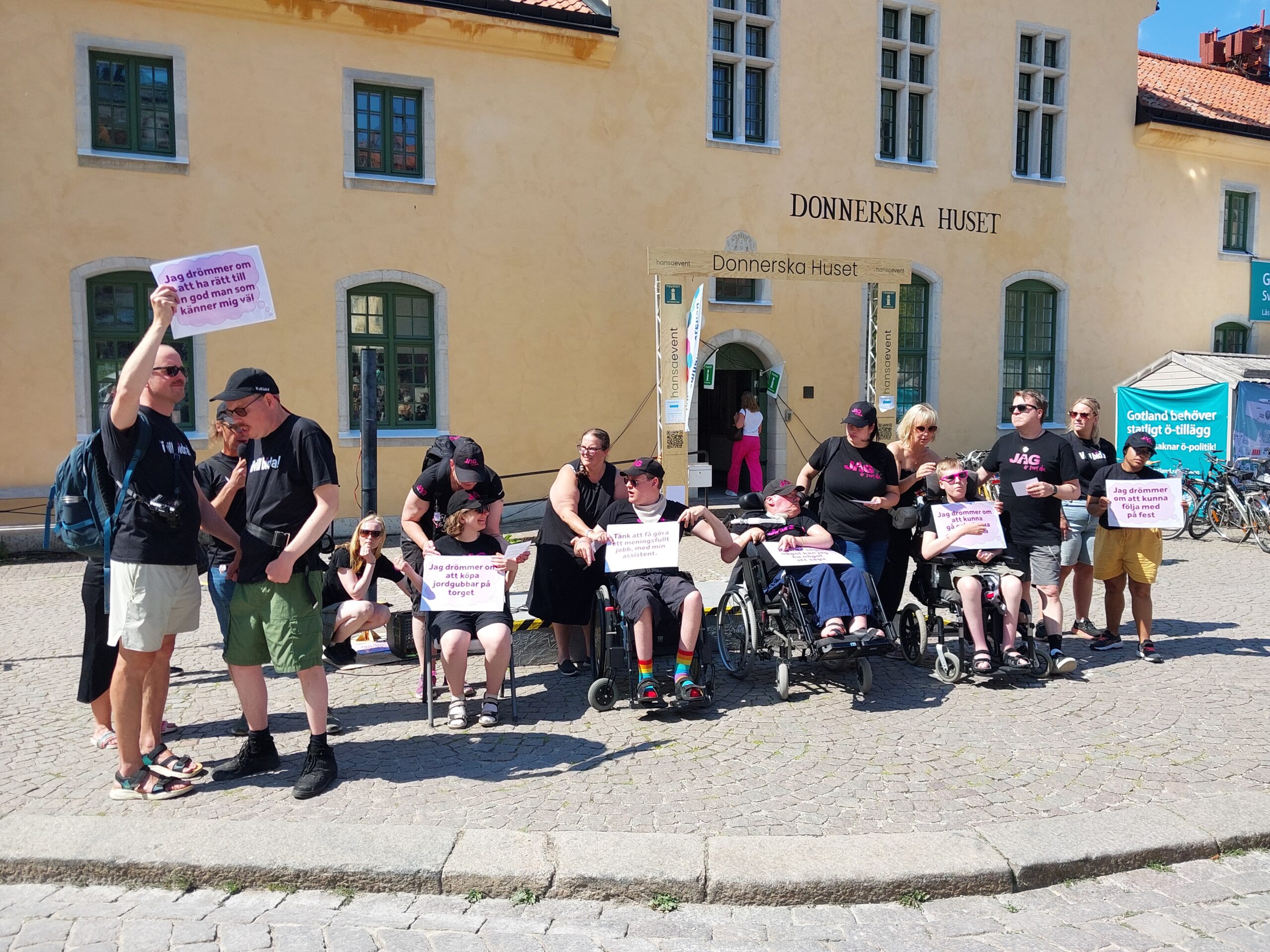 Kvinnor och män med funktionsnedsättningar under en manifestation på ett torg.