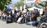 Personer i en manifestation, bär plakat.