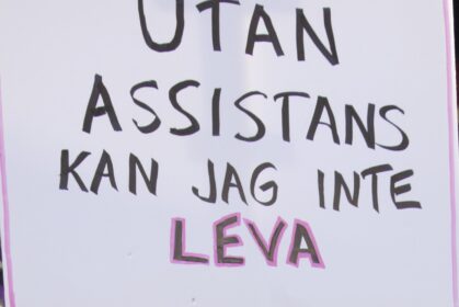 Demonstrationsskylt med texten Utan assistans kan jag inte leva
