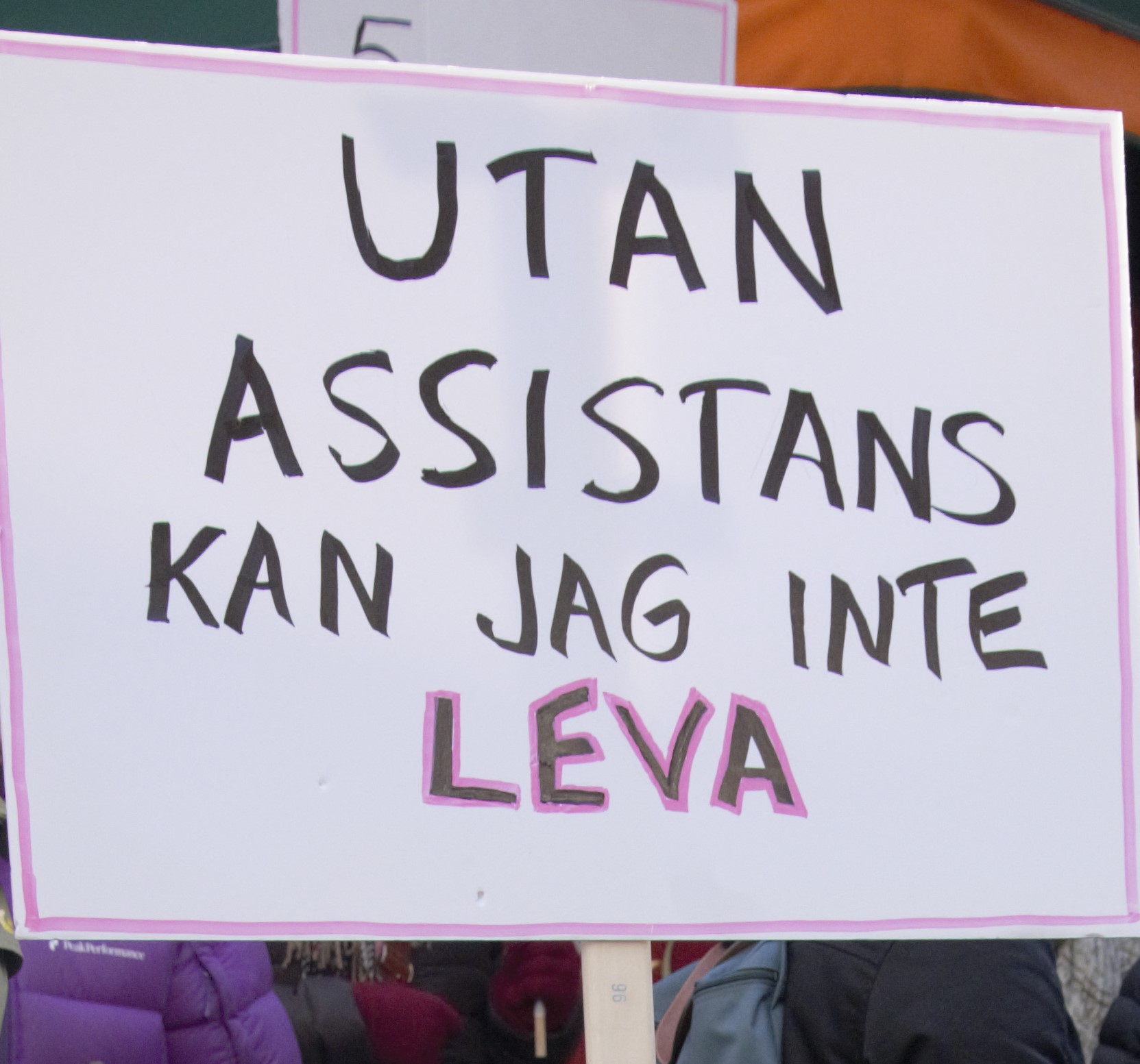 Demonstrationsskylt med texten Utan assistans kan jag inte leva