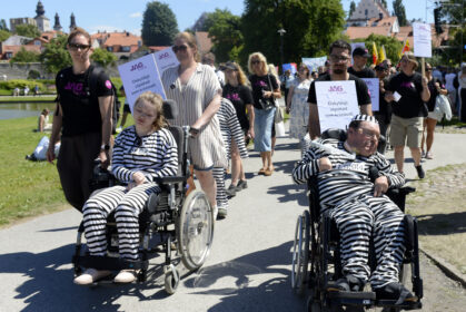 JAG-medlemmar demonstrerar i randiga fångdräkter