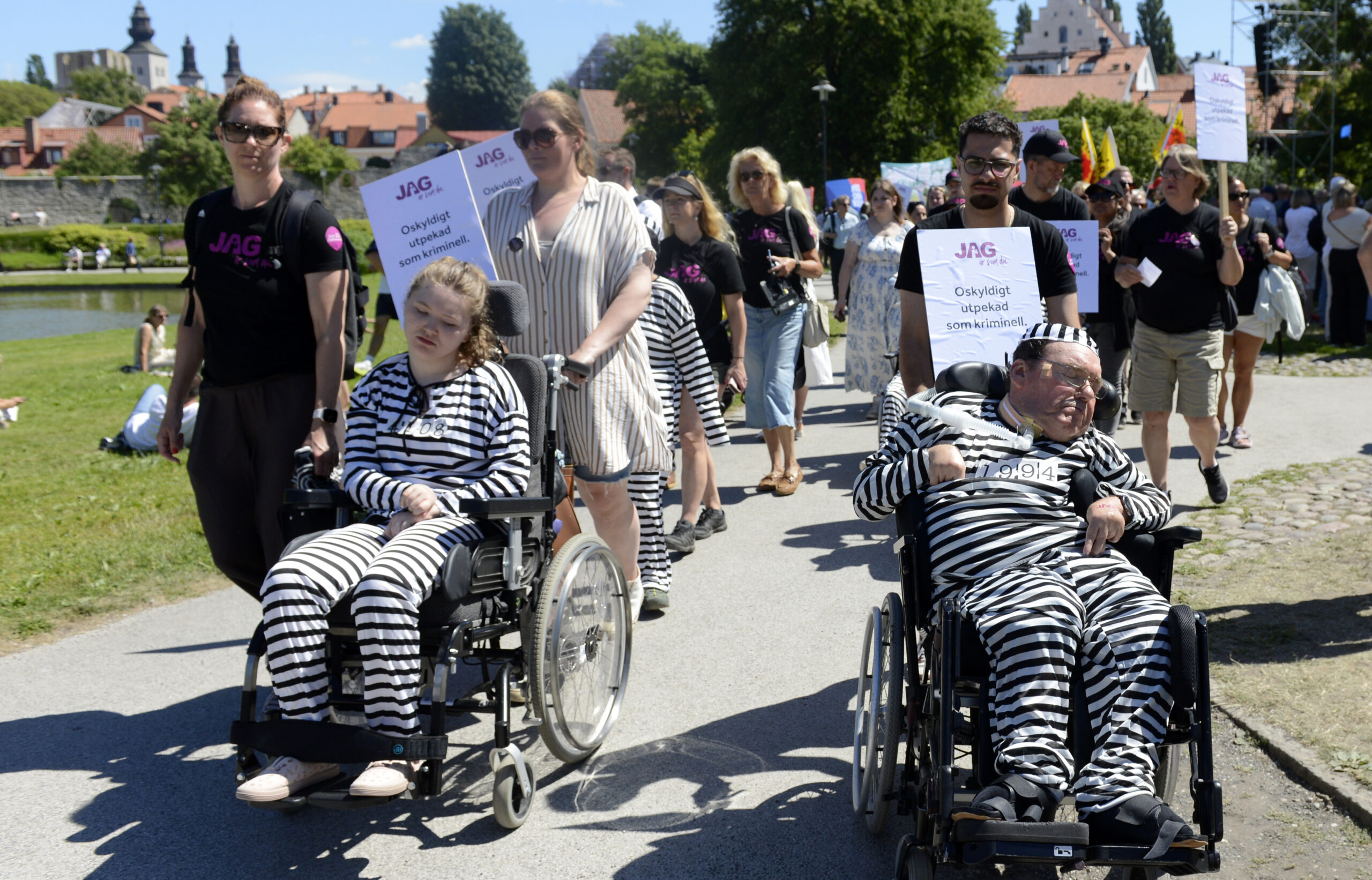 JAG-medlemmar demonstrerar i randiga fångdräkter